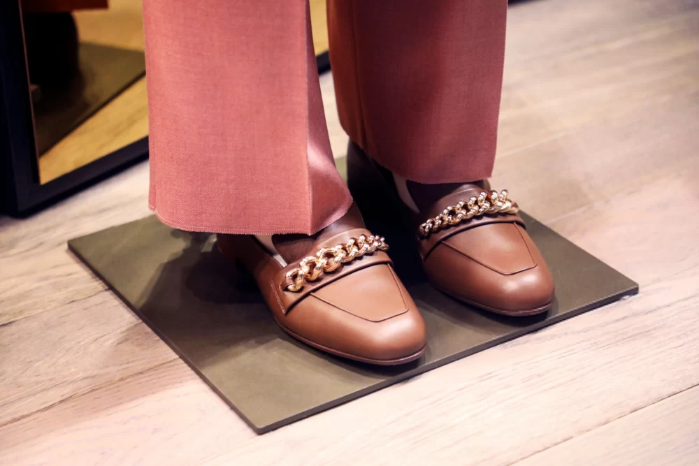 کفش قهوه ای و اعتماد به نفس