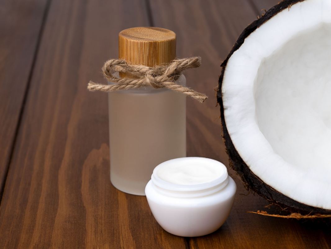روغن نارگیل برای سفید کردن دندان