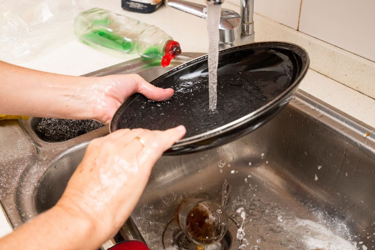 چگونه چربی تفلون را از بین ببریم ؟