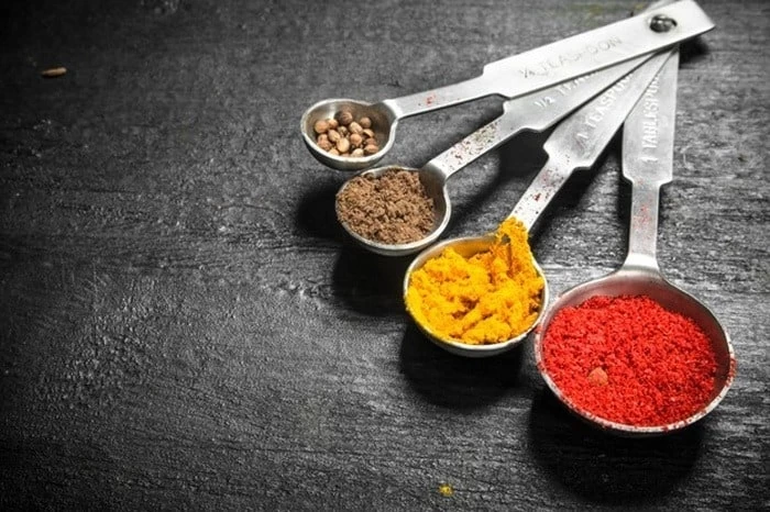 ادویه های تاریخ مصرف گذشته را دور نریزید / روش های استفاده از ادویه های قدیمی