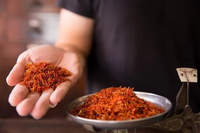 گلرنگ چیست و چگونه مصرف میشود ؟