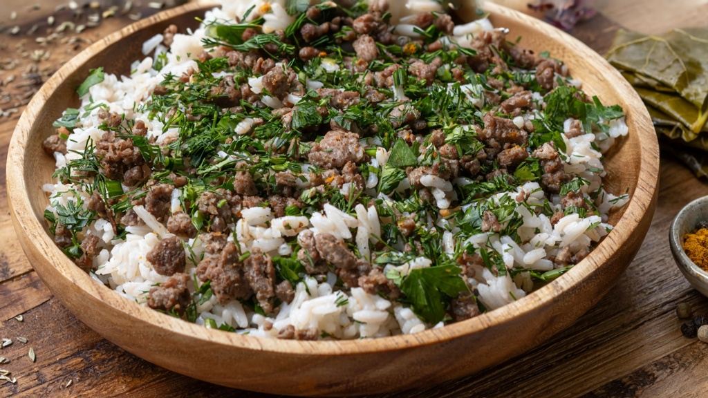 طرز تهیه دلمه برگ مو مجلسی با روش صحیح پیچیدن بدون باز شدن