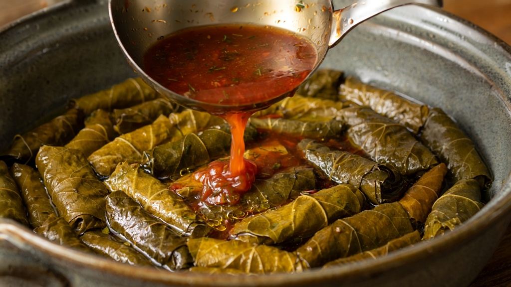 طرز تهیه دلمه برگ مو مجلسی با روش صحیح پیچیدن بدون باز شدن