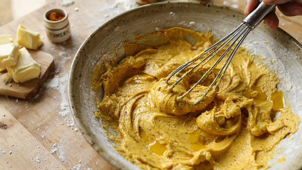 طرز تهیه نان کره ای تبریز با مغزی زعفرانی و رویه کنجدی