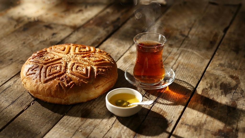 طرز تهیه نان کره ای تبریز با مغزی زعفرانی و رویه کنجدی