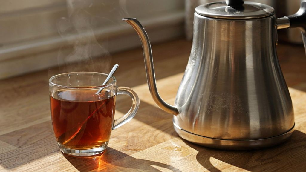 آیا جرم کتری طعم چای را تغییر می دهد ؟؟ (ساده ترین روش برای جرم گیری کتری)