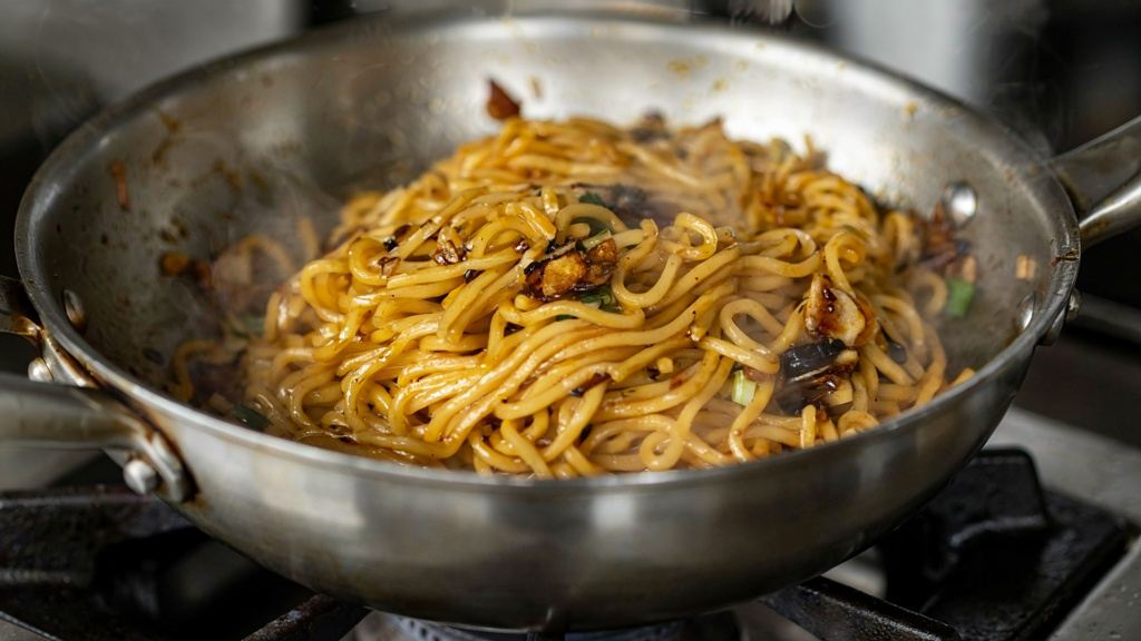 نودل را این طوری بپز! دستور یک غذای فوری و رستورانی با ارزان ترین مواد