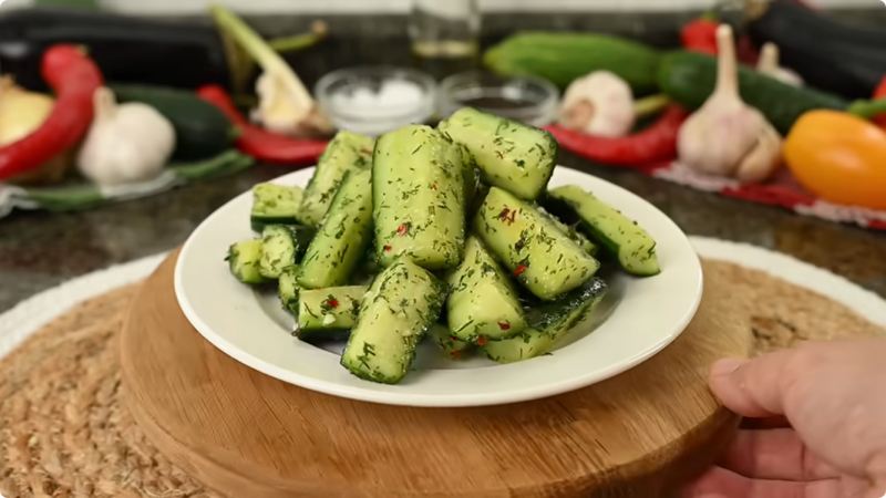 طرز تهیه خیارشور فوری و ترد با سیر و شوید تازه در ۱۰ دقیقه
