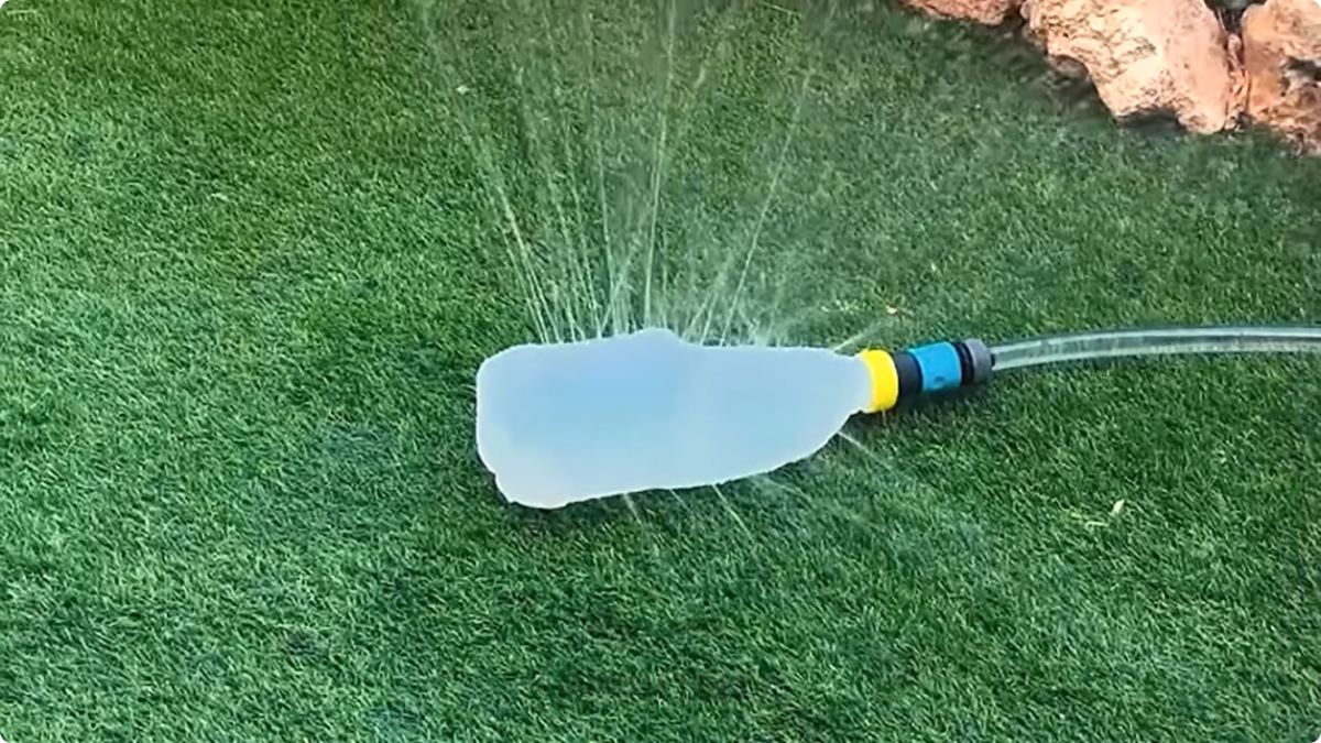 ساخت آبیاری قطره ای باغ با بطری پلاستیکی؛ ترفندی هوشمندانه برای باغبانی