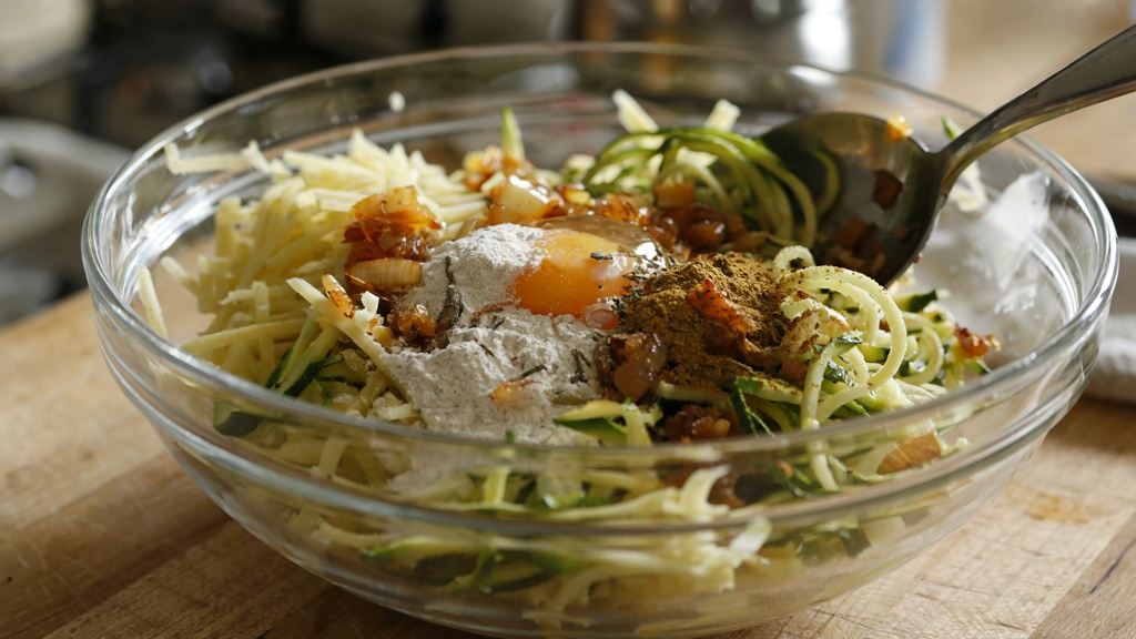 طرز تهیه کوکو کدو سبز و سیب زمینی شکم پر با مغز پنیری
