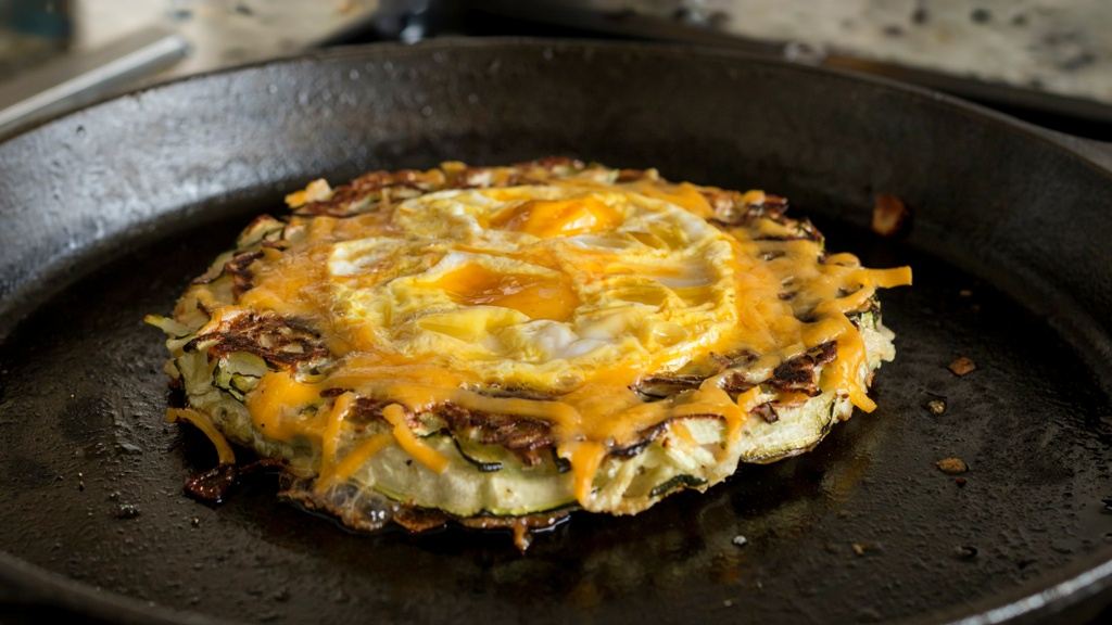 طرز تهیه کوکو کدو سبز و سیب زمینی شکم پر با مغز پنیری