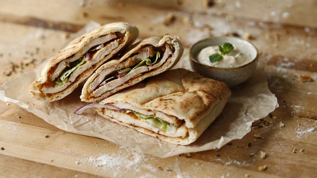 شاهکار طعم با نان پیتا: طرز تهیه رول مرغ و سبزیجات تازه که همه را شیفته می کند!