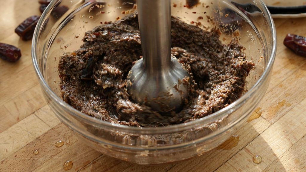 طرز تهیه کیک خرمایی کاراملی با بافت فوق العاده نرم و خیس