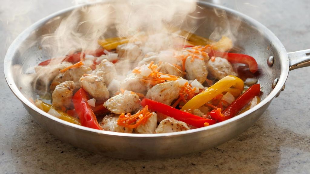 اگر ۳ سیب زمینی و ۲ تخم مرغ در خانه دارید؛ این غذای بی نظیر و خوشمزه را درست کنید