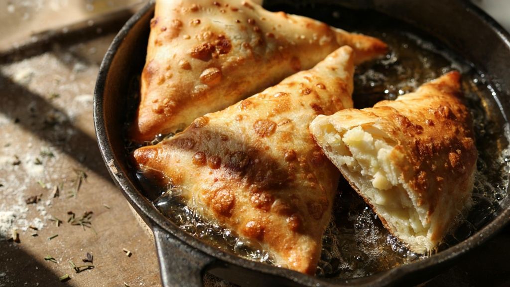 طرز تهیه پیراشکی سیب زمینی فوری فقط با ۱ عدد سیب زمینی