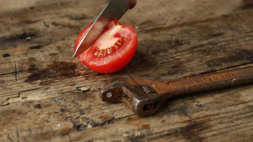 روشی سریع برای پاک کردن جرم و زنگ زدگی فلزات با گوجه فرنگی