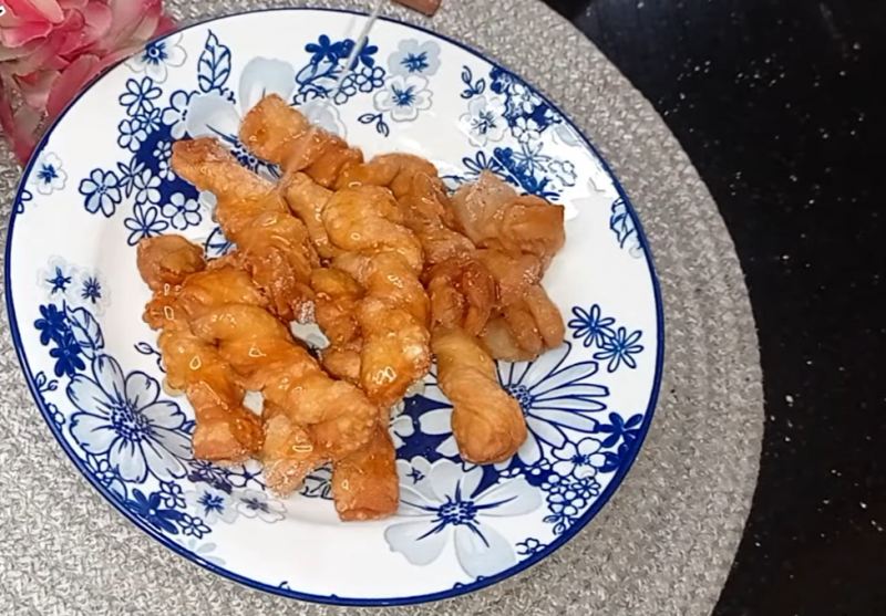 طرز تهیه شیرینی ترد خانگی فقط با آرد و آب؛ بدون فر و بدون تخم مرغ در ۵ دقیقه!