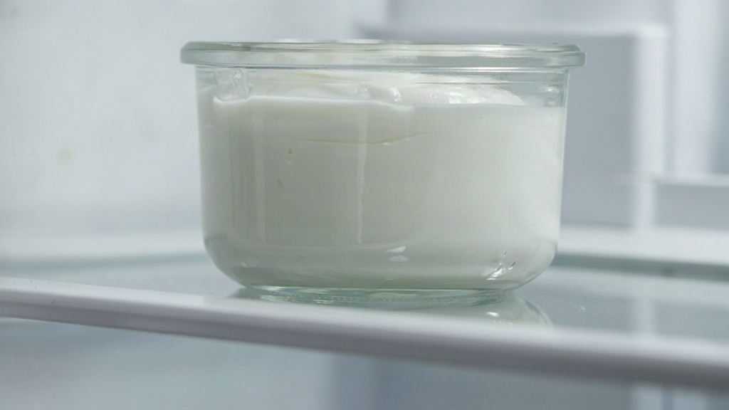 طرز تهیه ماست سفت و قالبی در شیشه ای؛ بدون ترش شدن و آب انداختن