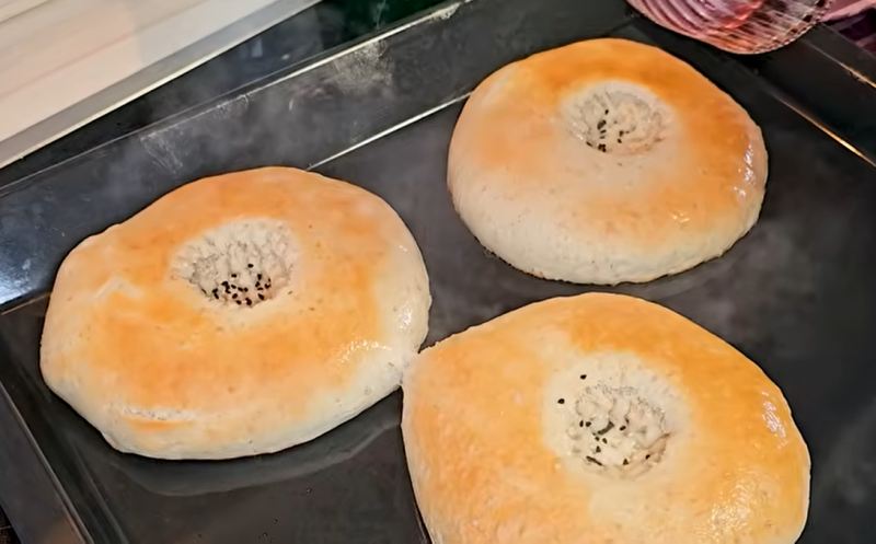 طرز تهیه نان سنتی ترد، پوک و خوش عطر در خانه