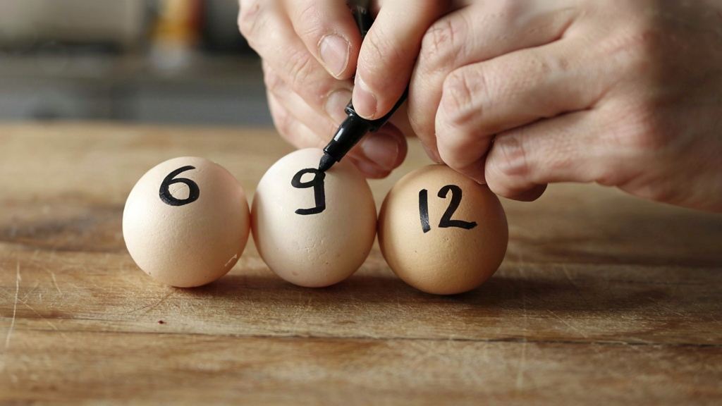 آموزش پخت تخم مرغ عسلی و سفت آبپز بدون چسبیدن پوست