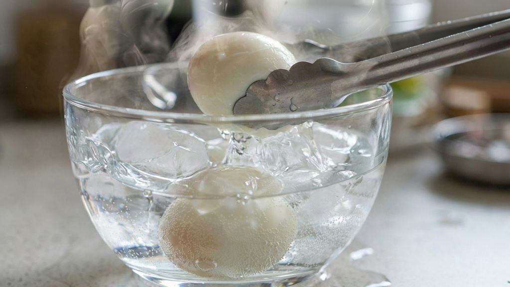 آموزش پخت تخم مرغ عسلی و سفت آبپز بدون چسبیدن پوست