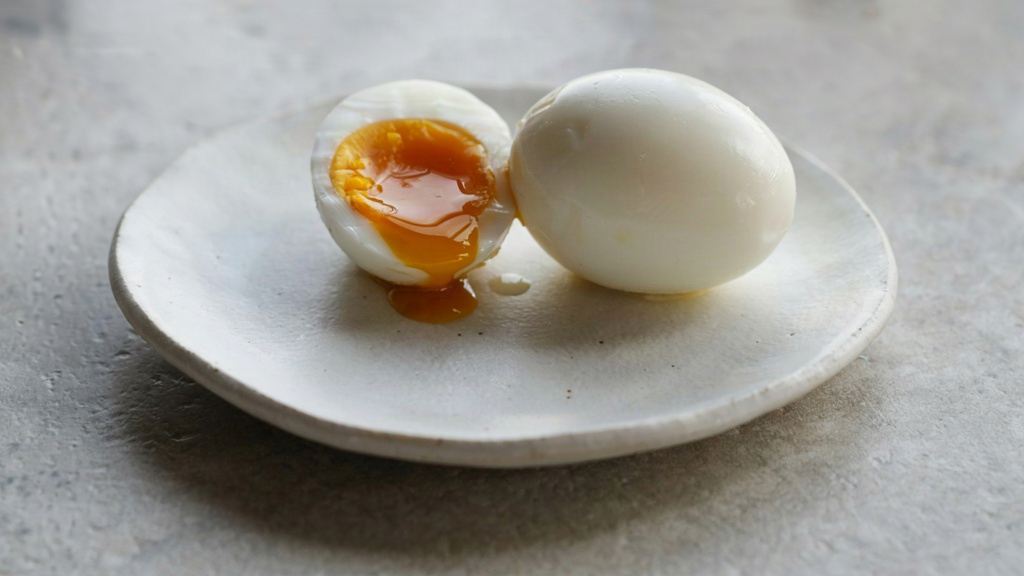 آموزش پخت تخم مرغ عسلی و سفت آبپز بدون چسبیدن پوست
