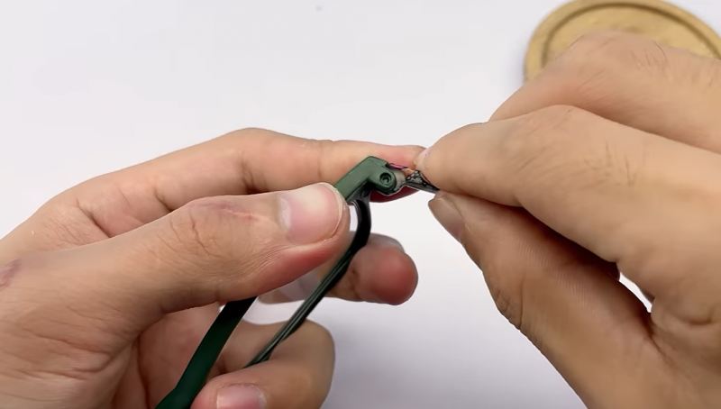 نحوه تعمیر دسته شکسته عینک بدون نیاز به عینک سازی