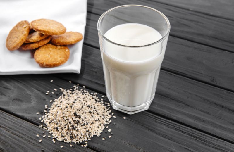 طرز تهیه شیر کنجد خانگی و توپک های انرژی زا برای سلامت چشم، بینایی و مفاصل