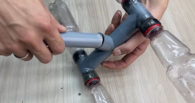 نحوه ساخت آبپاش چرخشی ۳۶۰ درجه با بطری پلاستیکی برای باغ