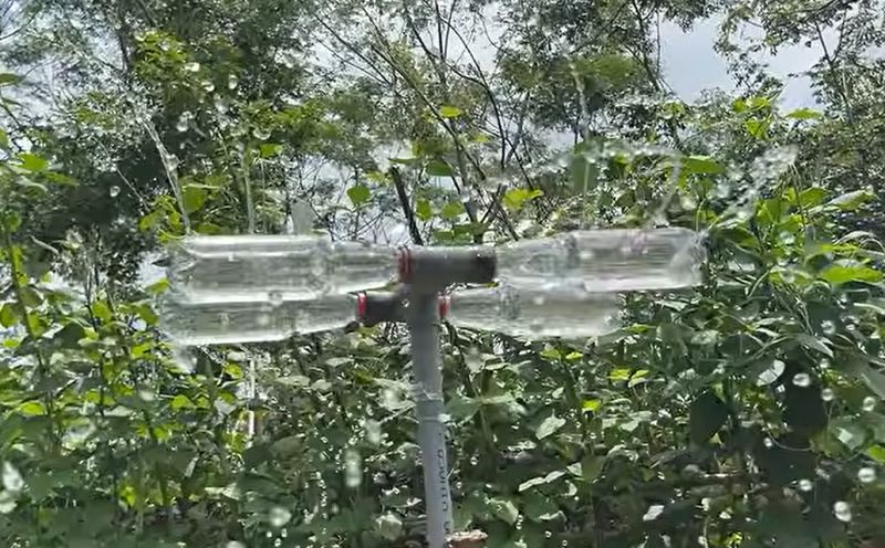 نحوه ساخت آبپاش چرخشی ۳۶۰ درجه با بطری پلاستیکی برای باغ