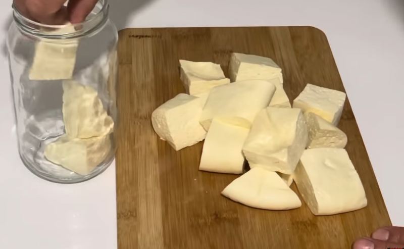طرز تهیه پنیر سفید لیقوان (شور) با ۱ لیتر شیر در خانه