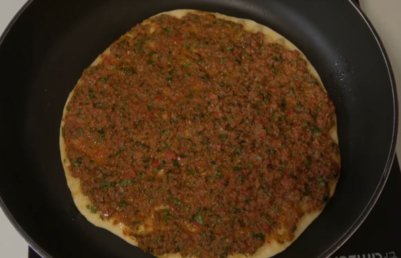 طرز تهیه لاهماجون (پیتزا ترکی) روی گاز و تابه؛ بدون نیاز به فر