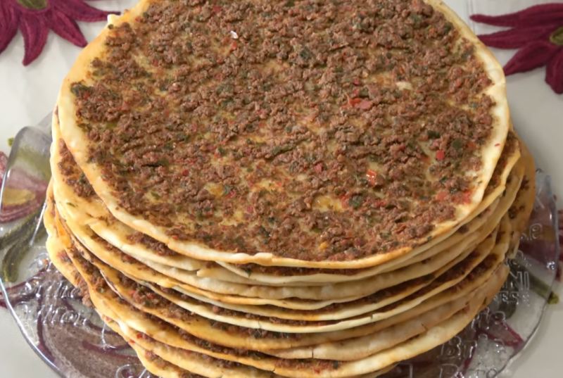 طرز تهیه لاهماجون (پیتزا ترکی) روی گاز و تابه؛ بدون نیاز به فر