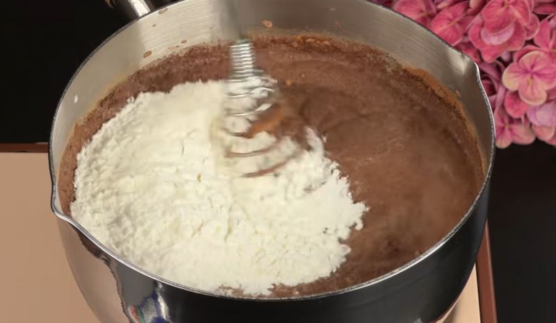 فقط با شیر و پودر کاکائو! طرز تهیه دسر شکلاتی بدون فر و ژلاتین در ۵ دقیقه