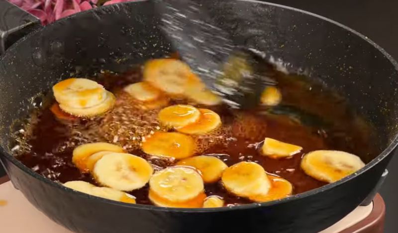 فقط با شیر و پودر کاکائو! طرز تهیه دسر شکلاتی بدون فر و ژلاتین در ۵ دقیقه