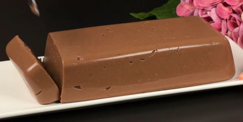 فقط با شیر و پودر کاکائو! طرز تهیه دسر شکلاتی بدون فر و ژلاتین در ۵ دقیقه