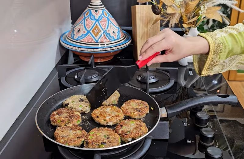 راهنمای تهیه کوکوی بادمجان و سیب زمینی آب پز بدون روغن