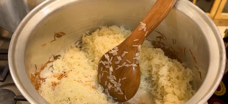طرز تهیه زرشک پلو با خروس محلی و برنج رشته ای