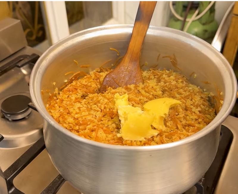 طرز تهیه زرشک پلو با خروس محلی و برنج رشته ای