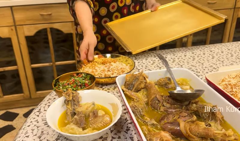 طرز تهیه زرشک پلو با خروس محلی و برنج رشته ای