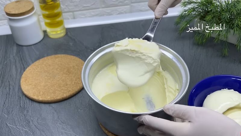 طرز تهیه ماست سفت با شیر خشک؛ راز بافت غلیظ و پرچرب خانگی