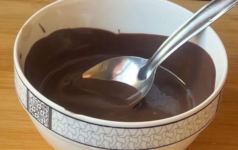 طرز تهیه شیرینی شکلاتی بدون فر و آرد با ۳ ماده