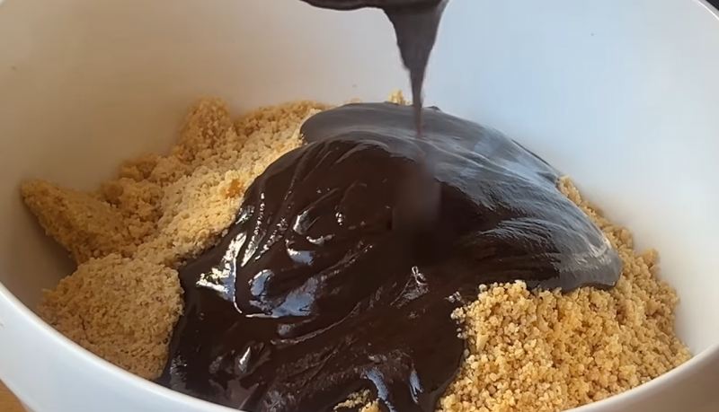 طرز تهیه شیرینی شکلاتی بدون فر و آرد با ۳ ماده