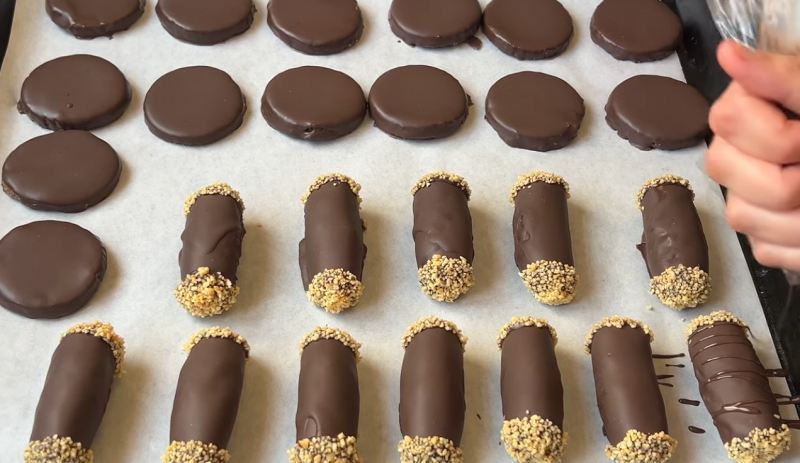 طرز تهیه شیرینی شکلاتی بدون فر و آرد با ۳ ماده