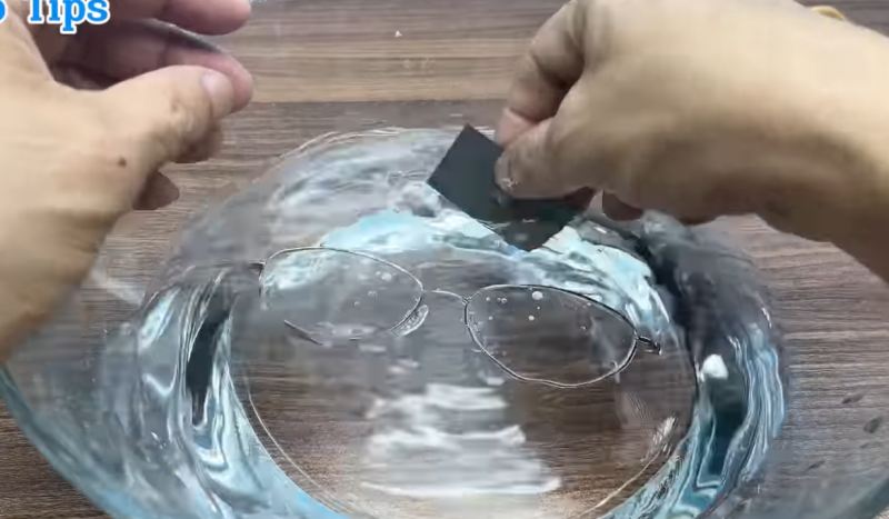 روش خانگی رفع خط و خش عینک با سنباده نرم و آب