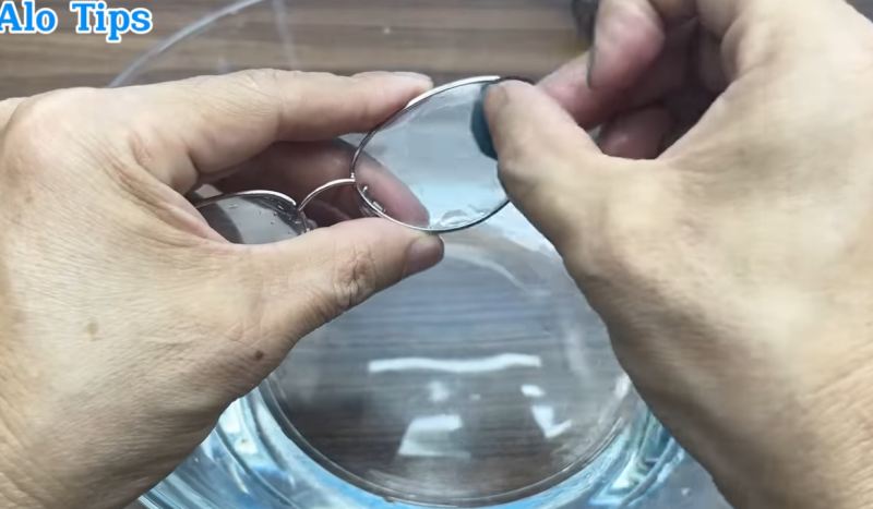 روش خانگی رفع خط و خش عینک با سنباده نرم و آب