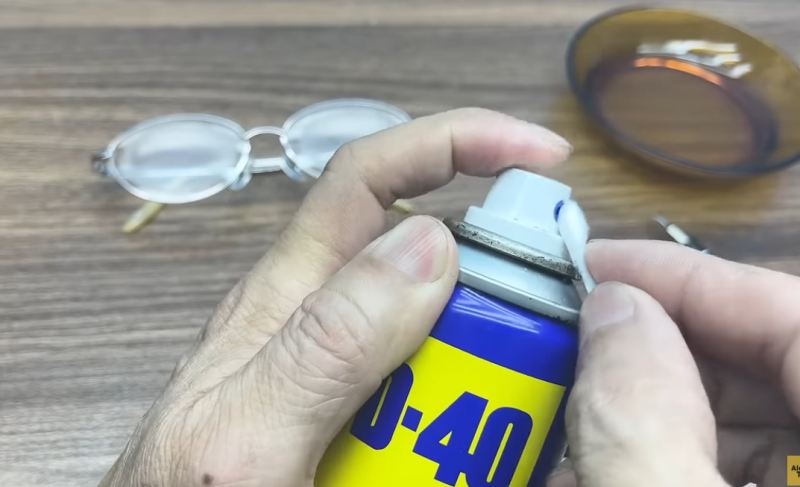 روش خانگی رفع خط و خش عینک با سنباده نرم و آب