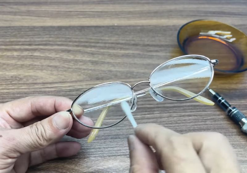 روش خانگی رفع خط و خش عینک با سنباده نرم و آب