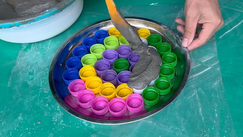آموزش ساخت گلدان دکوراتیو با درب بطری و سیمان