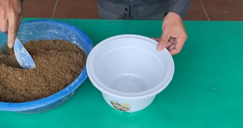 آموزش ساخت گلدان دکوراتیو با درب بطری و سیمان